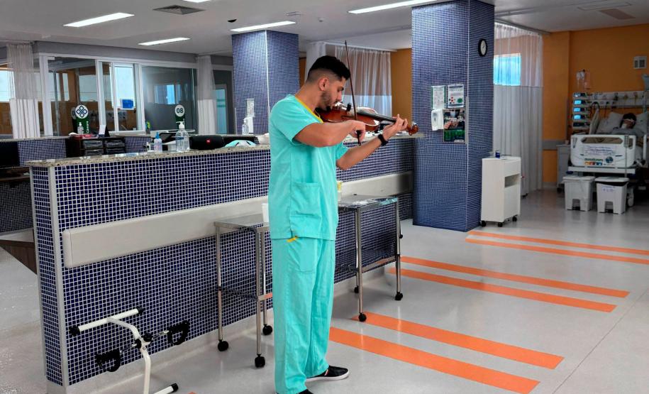 Apresentações de violino integram ações de humanização no Hospital de Ivaiporã