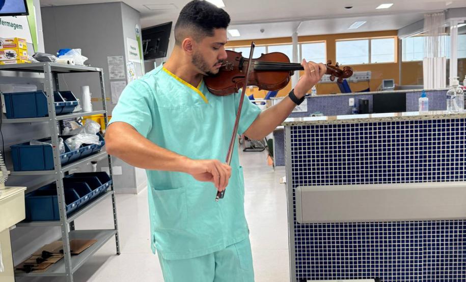 Apresentações de violino integram ações de humanização no Hospital de Ivaiporã