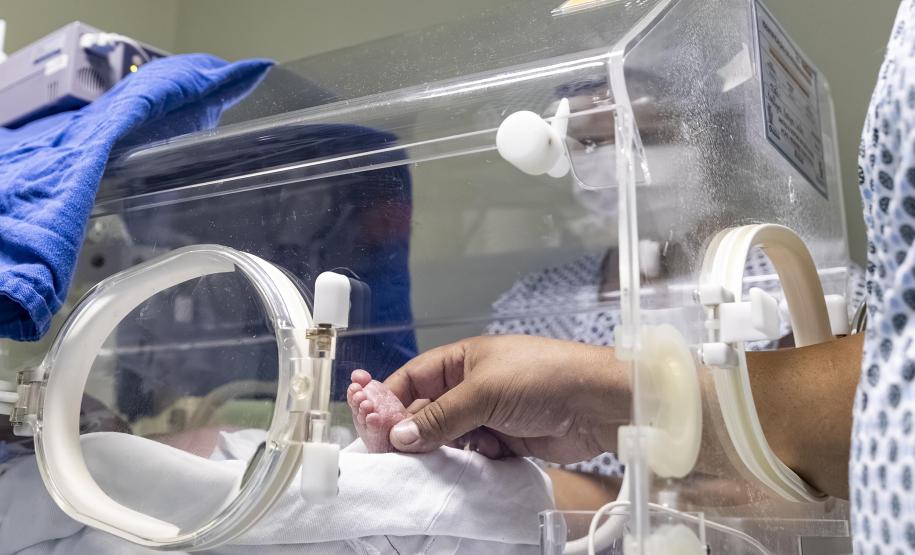 Mães de bebês prematuros recebem apoio em saúde mental no Paraná