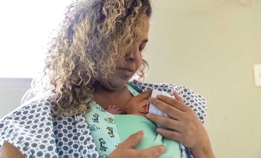Mães de bebês prematuros recebem apoio em saúde mental no Paraná