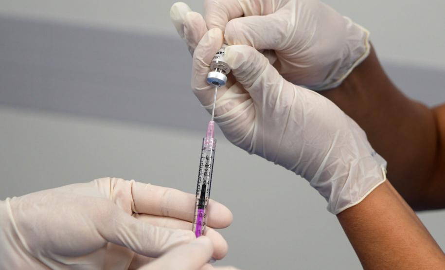 Paraná já tem 8 aplicações de polilamimina; Ratinho Junior recebe médicos e reforça apoio à pesquisa