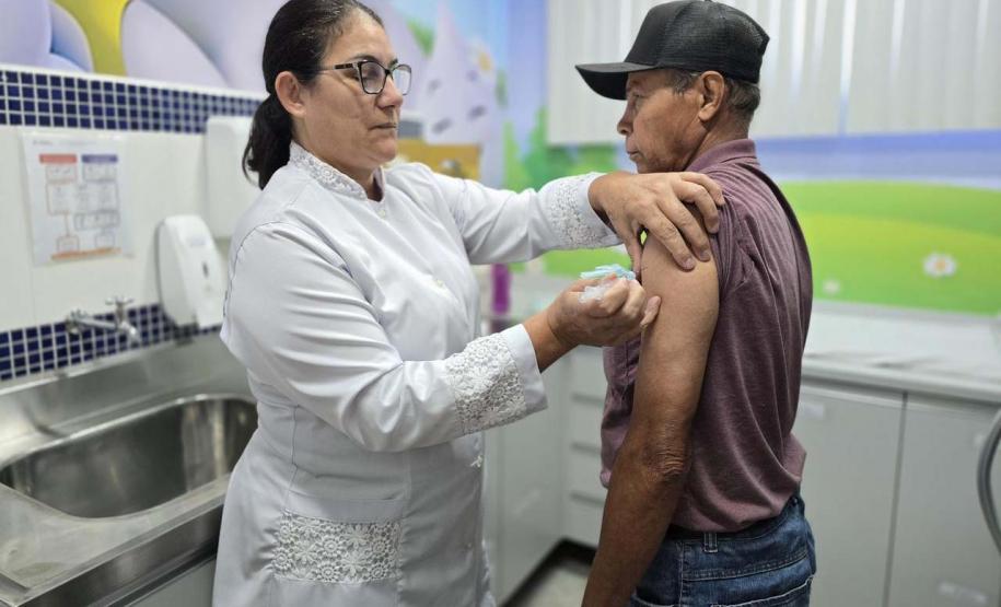 Paraná aplica 153,9 mil doses contra influenza no início da campanha de vacinação 2026
