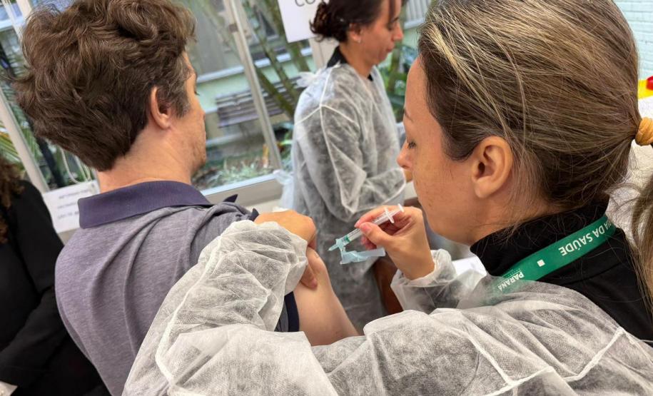 Cuidado com quem cuida: servidores da Saúde participam de ação de vacinação no Paraná