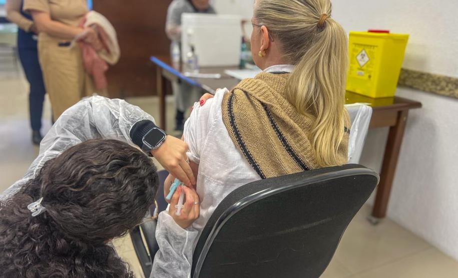 Cuidado com quem cuida: servidores da Saúde participam de ação de vacinação no Paraná