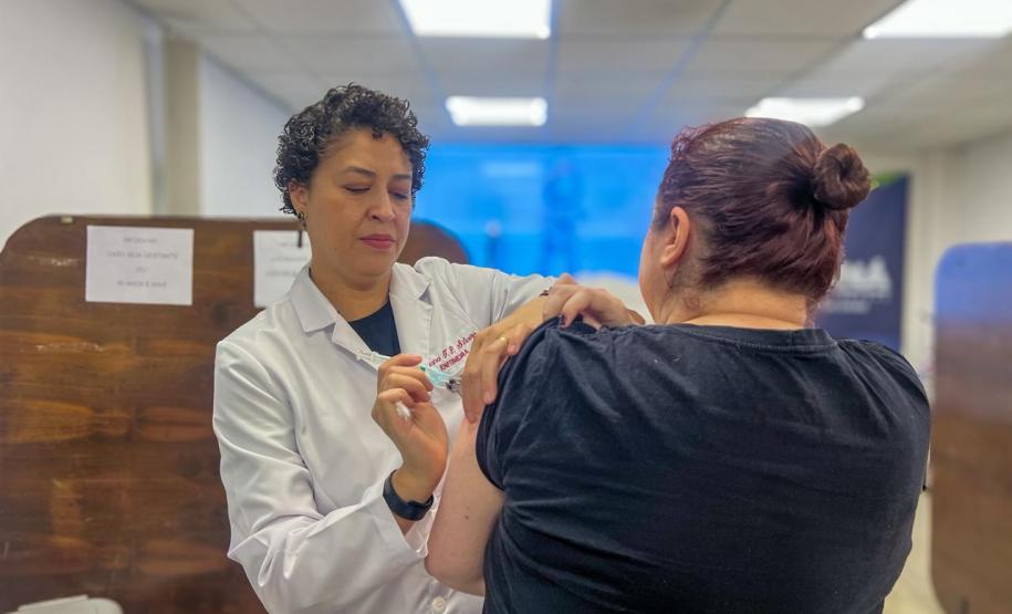 Cuidado com quem cuida: servidores da Saúde participam de ação de vacinação no Paraná