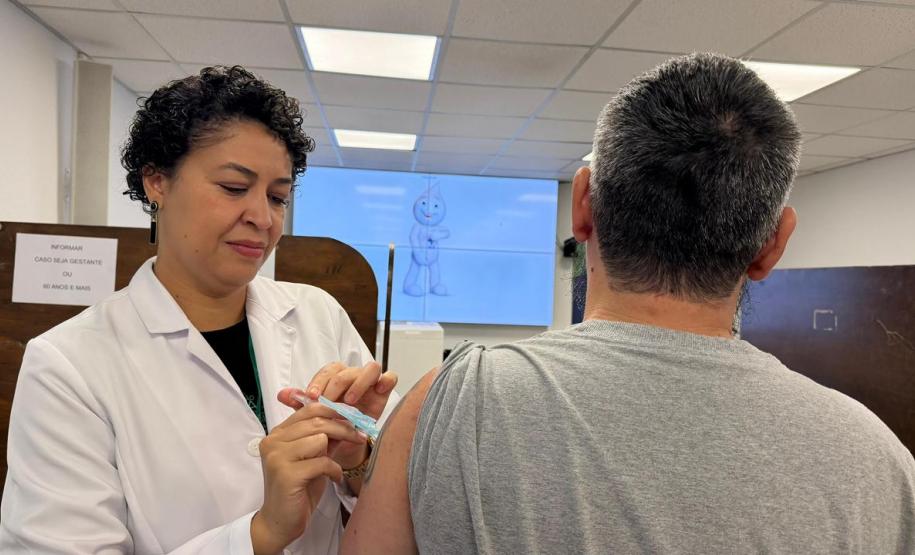 Cuidado com quem cuida: servidores da Saúde participam de ação de vacinação no Paraná