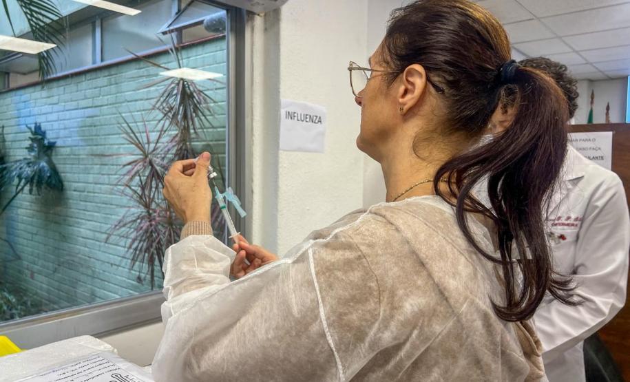 Cuidado com quem cuida: servidores da Saúde participam de ação de vacinação no Paraná