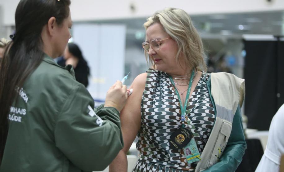 Vacinação de trabalhadores e viajantes já está disponível em aeroportos do Paraná