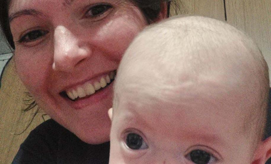 Caciane com sua filha depois de receber leite doado