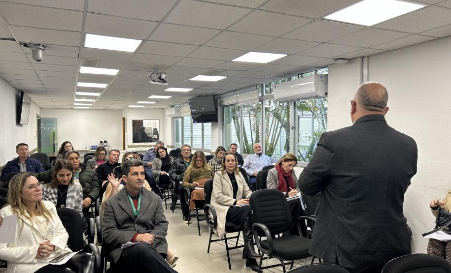 Secretário reforça importância da vacinação contra a gripe e sarampo em reunião com diretores