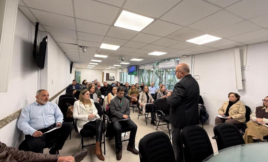 Secretário reforça importância da vacinação contra a gripe e sarampo em reunião com diretores