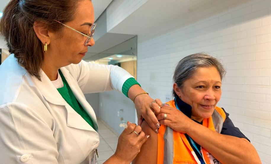 Campanhas na fronteira e aeroportos aplicam quase 3,5 mil doses de vacinas no Paraná