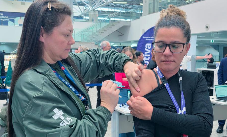 Campanhas na fronteira e aeroportos aplicam quase 3,5 mil doses de vacinas no Paraná