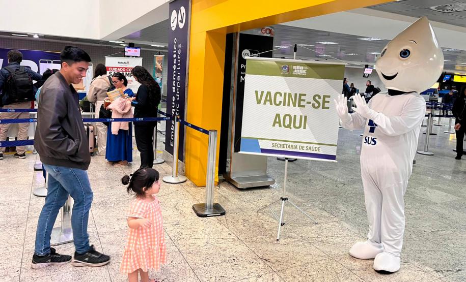Vacinação de trabalhadores e viajantes já está disponível em aeroportos do Paraná