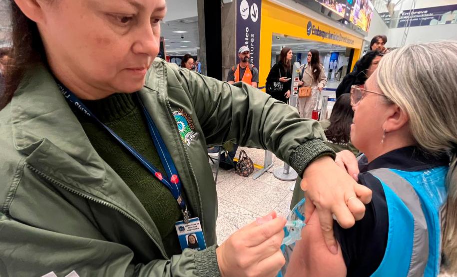 Vacinação de trabalhadores e viajantes já está disponível em aeroportos do Paraná
