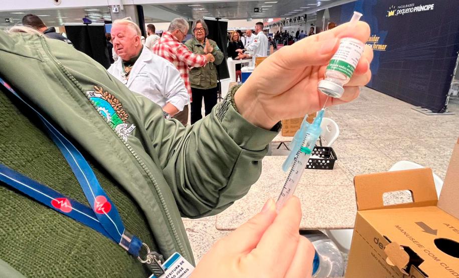 Vacinação de trabalhadores e viajantes já está disponível em aeroportos do Paraná