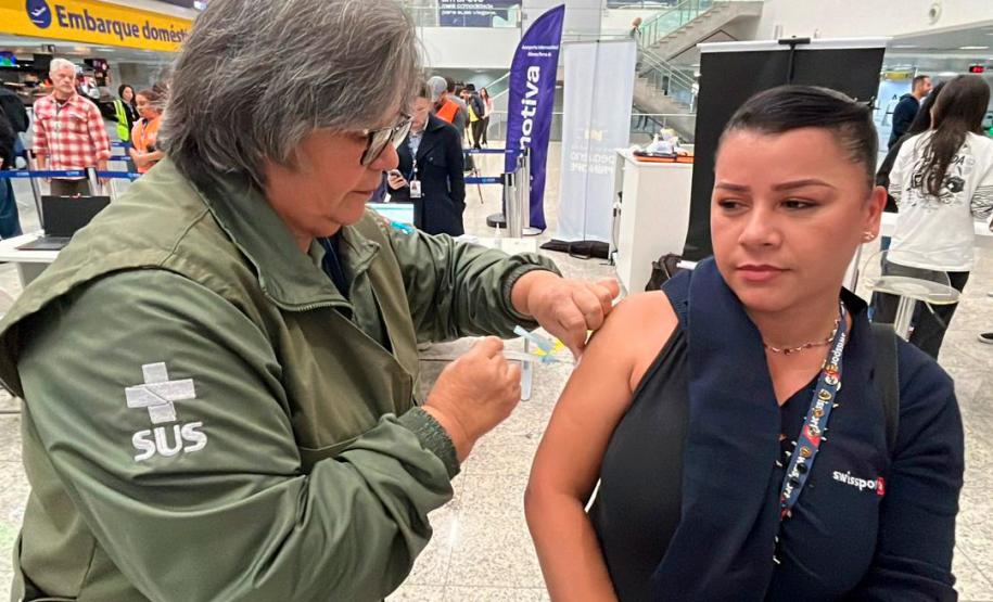 Vacinação de trabalhadores e viajantes já está disponível em aeroportos do Paraná