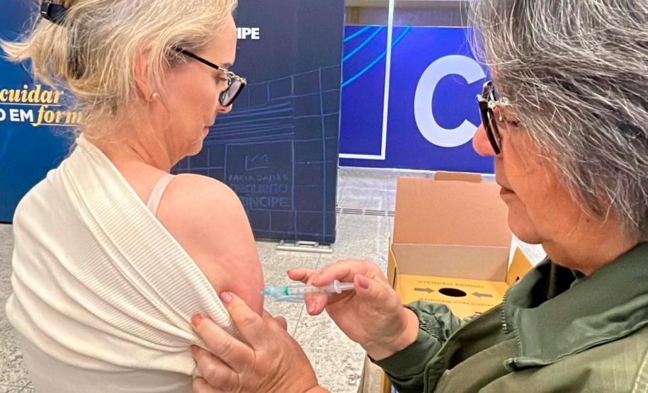 Vacinação de trabalhadores e viajantes já está disponível em aeroportos do Paraná