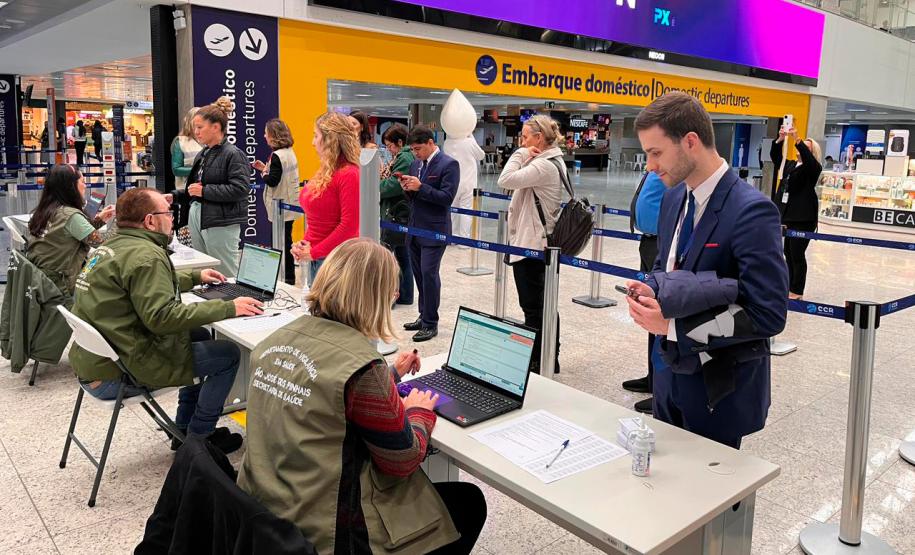 Trabalhadores e viajantes receberam vacina nos Aeroportos