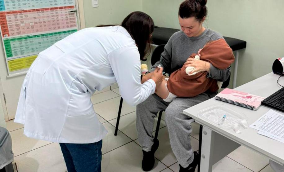 Campanhas na fronteira e aeroportos aplicam quase 3,5 mil doses de vacinas no Paraná