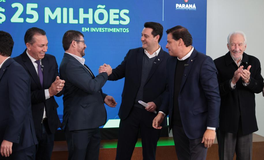 Ratinho Junior confirma R$ 565,6 milhões para 11 municípios do Estado