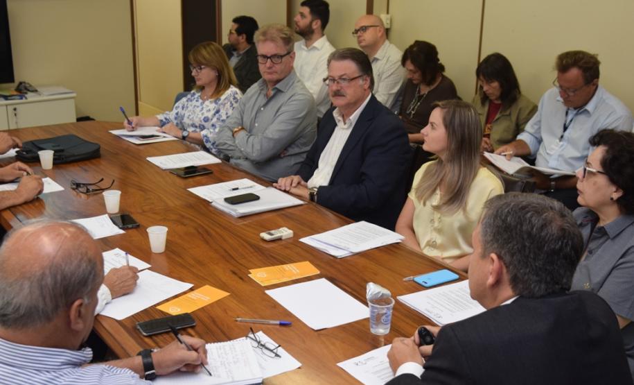 A nova direção da Fundação Estatal de Atenção em Saúde do Estado do Paraná (Funeas) apresentou na manhã desta terça-feira (5), ao conselho curador da entidade, a necessidade de prorrogação do Contrato de Gestão entre a SESA e a FUNEAS por seis meses para que seja concluído o diagnóstico e o custo efetivo da instituição e não seja interrompido o atendimento à população.