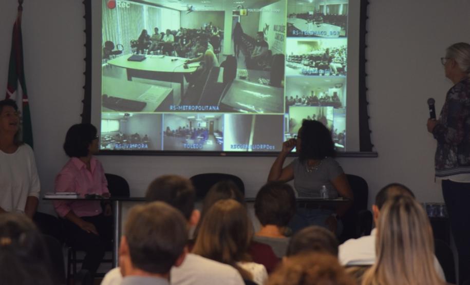 Em videoconferência com transmissão para todas as Regionais da Saúde, a médica Ho Yeh Li, coordenadora da UTI e infectologista do Hospital das Clínicas de São Paulo, disse que o combate da febre amarela no Paraná está no caminho certo.