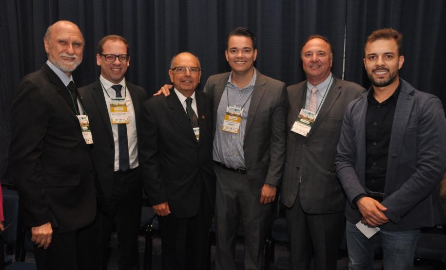 Entre os dias 16 e 18 de outubro acontecem os eventos: Encontro Paranaense de Administradores e Técnicos em Saúde Pública Odontológica (Epatespo) e o XIV Congresso Internacional de Odontologia do Paraná (Ciopar), em Curitiba. A Secretaria de Estado da Saúde é organizadora do encontro e participa do Ciopar com 200 odontólogos.