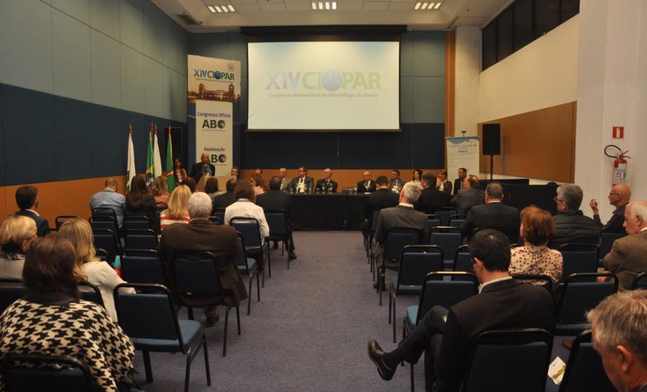 Entre os dias 16 e 18 de outubro acontecem os eventos: Encontro Paranaense de Administradores e Técnicos em Saúde Pública Odontológica (Epatespo) e o XIV Congresso Internacional de Odontologia do Paraná (Ciopar), em Curitiba. A Secretaria de Estado da Saúde é organizadora do encontro e participa do Ciopar com 200 odontólogos.