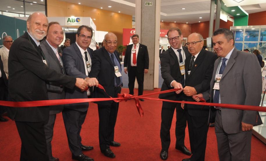 Entre os dias 16 e 18 de outubro acontecem os eventos: Encontro Paranaense de Administradores e Técnicos em Saúde Pública Odontológica (Epatespo) e o XIV Congresso Internacional de Odontologia do Paraná (Ciopar), em Curitiba. A Secretaria de Estado da Saúde é organizadora do encontro e participa do Ciopar com 200 odontólogos.