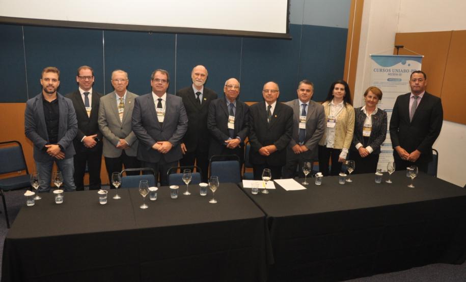 Entre os dias 16 e 18 de outubro acontecem os eventos: Encontro Paranaense de Administradores e Técnicos em Saúde Pública Odontológica (Epatespo) e o XIV Congresso Internacional de Odontologia do Paraná (Ciopar), em Curitiba. A Secretaria de Estado da Saúde é organizadora do encontro e participa do Ciopar com 200 odontólogos.