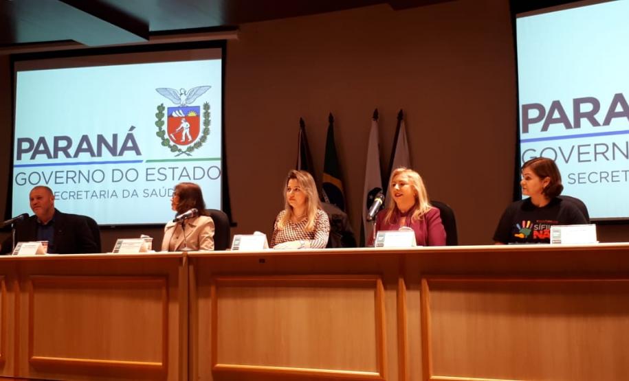 A Secretaria da Saúde do Paraná lançou hoje a Certificação da Eliminação da Transmissão Vertical da Sífilis Congênita para os municípios que atingirem os critérios e os indicadores estabelecidos em conformidade com diretrizes do Ministério da Saúde, Organização Panamericana da Saúde (OPAS), Organização Mundial da Saúde (OMS), Fundo das Nações Unidas para Infância (Unicef),  Conselho Nacional de Secretários de Saúde (Conass) e Conselho Nacional de Secretários Municipais de Saúde