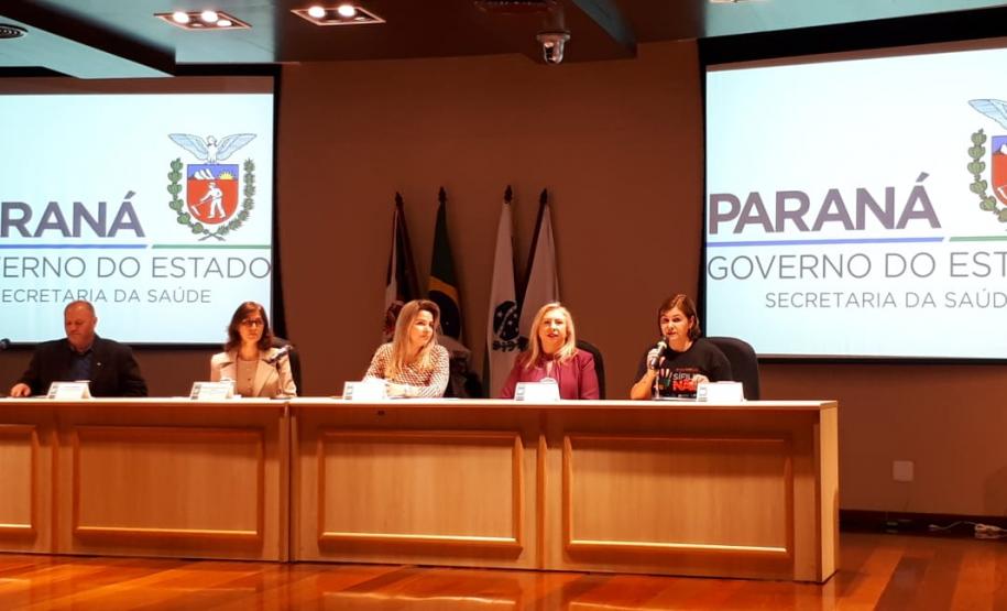 A Secretaria da Saúde do Paraná lançou hoje a Certificação da Eliminação da Transmissão Vertical da Sífilis Congênita para os municípios que atingirem os critérios e os indicadores estabelecidos em conformidade com diretrizes do Ministério da Saúde, Organização Panamericana da Saúde (OPAS), Organização Mundial da Saúde (OMS), Fundo das Nações Unidas para Infância (Unicef),  Conselho Nacional de Secretários de Saúde (Conass) e Conselho Nacional de Secretários Municipais de Saúde