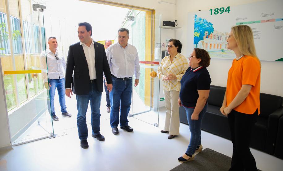 O Governador Carlos Massa Ratinho Junior em visita nesta quarta-feira (01/04), ao Laboratório Central do Estado - LACEN  acompanhado do secretario de Estado da Saúde, Beto Preto.  Curitiba, 01/04/2020 - Foto: Geraldo Bubniak/AEN