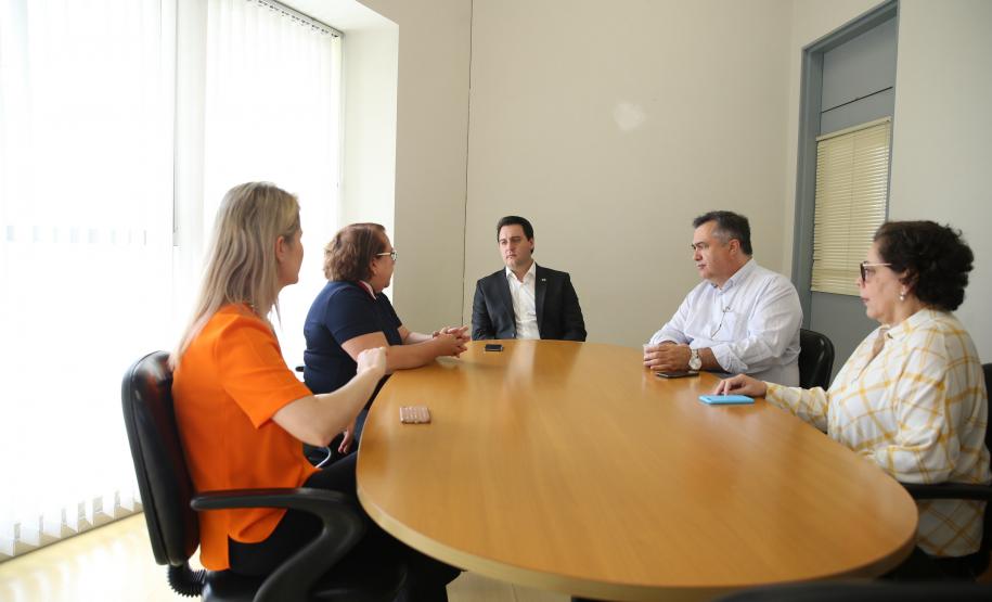 O Governador Carlos Massa Ratinho Junior em visita nesta quarta-feira (01/04), ao Laboratório Central do Estado - LACEN  acompanhado do secretario de Estado da Saúde, Beto Preto.  Curitiba, 01/04/2020 - Foto: Geraldo Bubniak/AEN