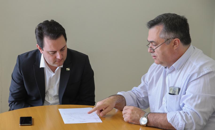 O Governador Carlos Massa Ratinho Junior em visita nesta quarta-feira (01/04), ao Laboratório Central do Estado - LACEN  acompanhado do secretario de Estado da Saúde, Beto Preto.  Curitiba, 01/04/2020 - Foto: Geraldo Bubniak/AEN