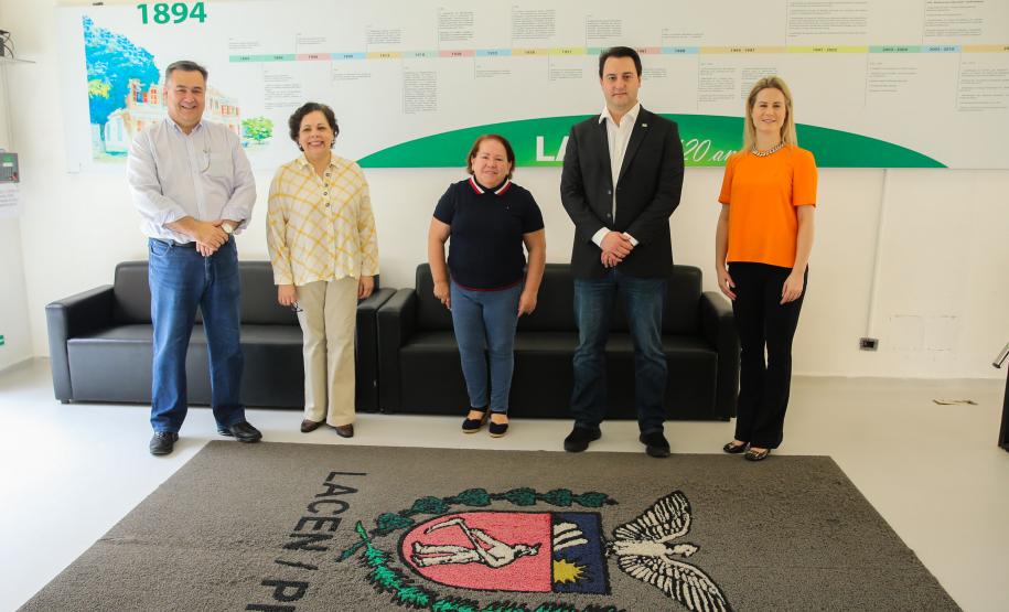 O Governador Carlos Massa Ratinho Junior em visita nesta quarta-feira (01/04), ao Laboratório Central do Estado - LACEN  acompanhado do secretario de Estado da Saúde, Beto Preto.  Curitiba, 01/04/2020 - Foto: Geraldo Bubniak/AEN
