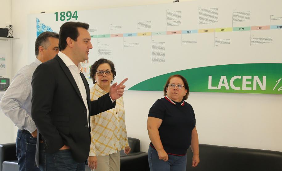 O Governador Carlos Massa Ratinho Junior em visita nesta quarta-feira (01/04), ao Laboratório Central do Estado - LACEN  acompanhado do secretario de Estado da Saúde, Beto Preto.  Curitiba, 01/04/2020 - Foto: Geraldo Bubniak/AEN