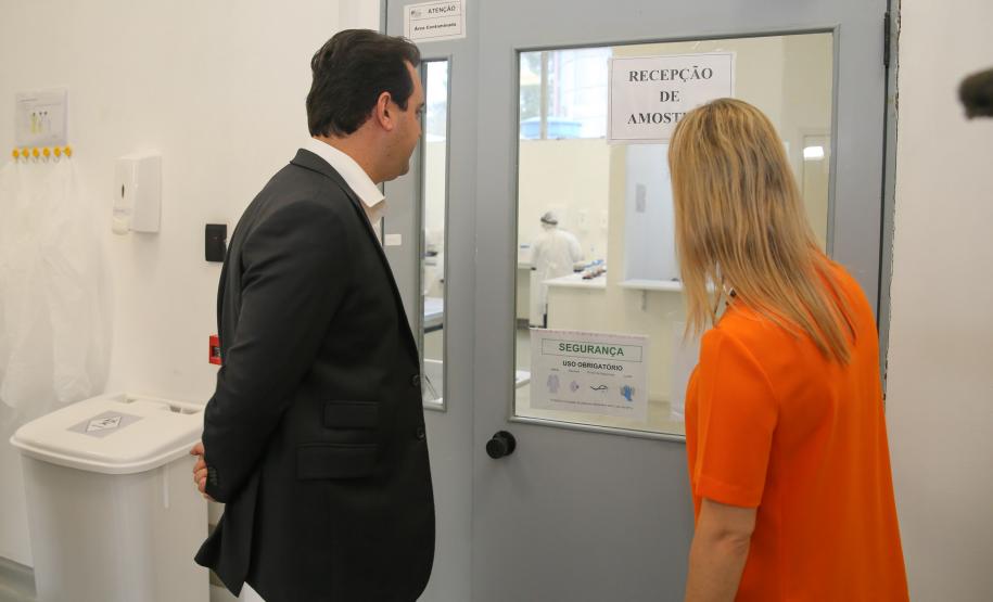 O Governador Carlos Massa Ratinho Junior em visita nesta quarta-feira (01/04), ao Laboratório Central do Estado - LACEN  acompanhado do secretario de Estado da Saúde, Beto Preto.  Curitiba, 01/04/2020 - Foto: Geraldo Bubniak/AEN