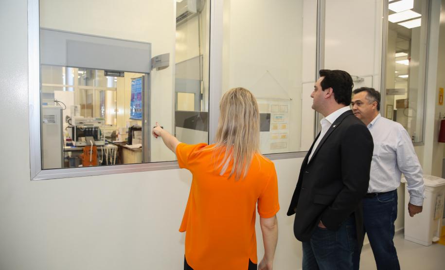 O Governador Carlos Massa Ratinho Junior em visita nesta quarta-feira (01/04), ao Laboratório Central do Estado - LACEN  acompanhado do secretario de Estado da Saúde, Beto Preto.  Curitiba, 01/04/2020 - Foto: Geraldo Bubniak/AEN