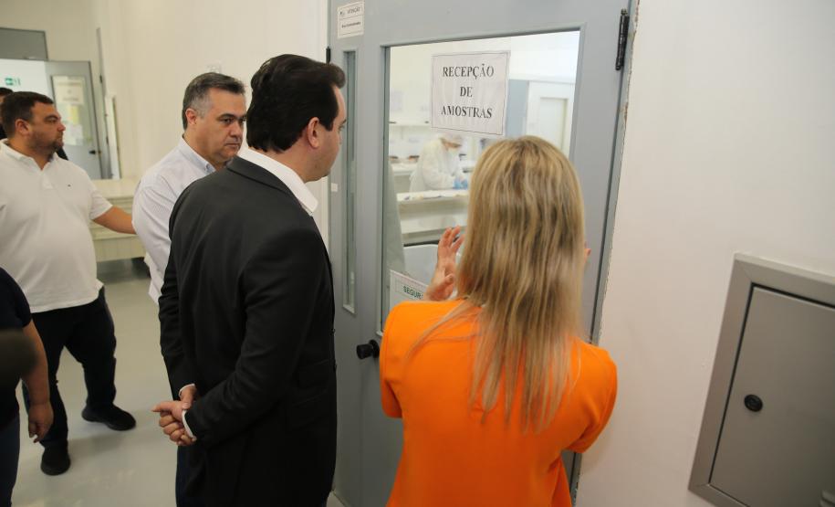 O Governador Carlos Massa Ratinho Junior em visita nesta quarta-feira (01/04), ao Laboratório Central do Estado - LACEN  acompanhado do secretario de Estado da Saúde, Beto Preto.  Curitiba, 01/04/2020 - Foto: Geraldo Bubniak/AEN