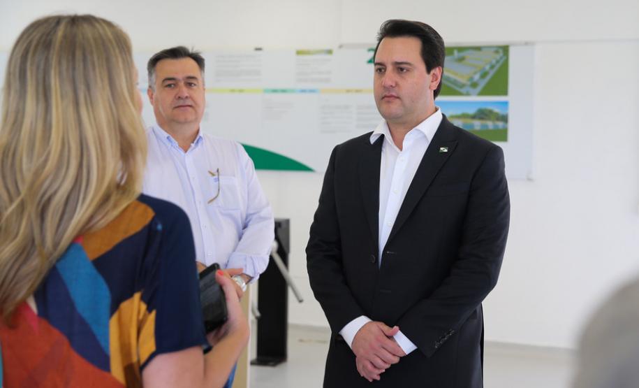 O Governador Carlos Massa Ratinho Junior em visita nesta quarta-feira (01/04), ao Laboratório Central do Estado - LACEN  acompanhado do secretario de Estado da Saúde, Beto Preto.  Curitiba, 01/04/2020 - Foto: Geraldo Bubniak/AEN