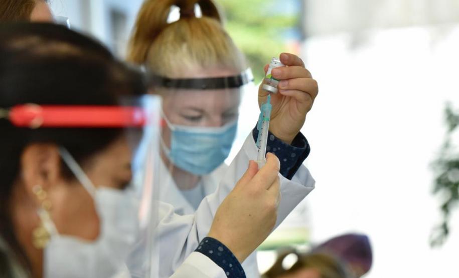 Caminhoneiros recebem vacina contra a gripe no Porto de Paranaguá