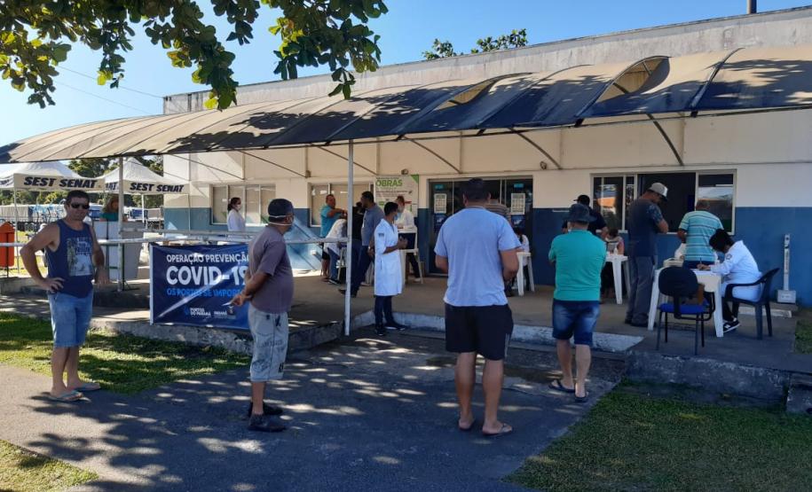 Caminhoneiros recebem vacina contra a gripe no Porto de Paranaguá