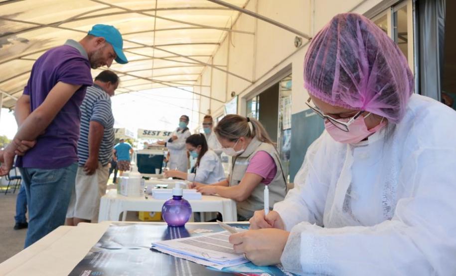 Caminhoneiros recebem vacina contra a gripe no Porto de Paranaguá