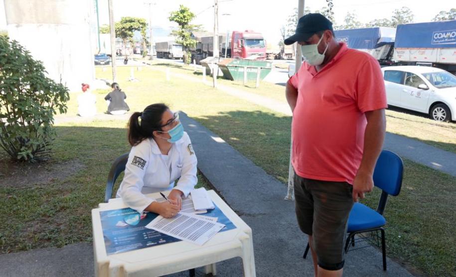 Caminhoneiros recebem vacina contra a gripe no Porto de Paranaguá