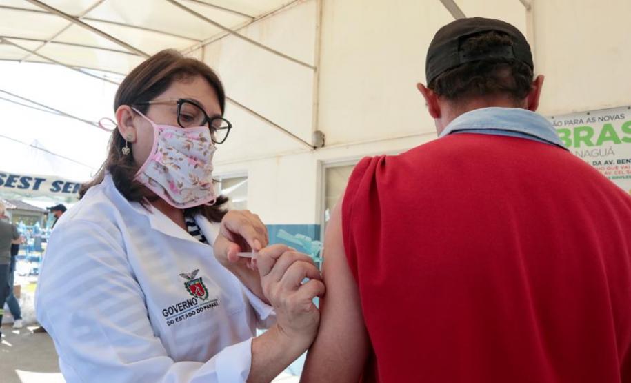 Caminhoneiros recebem vacina contra a gripe no Porto de Paranaguá