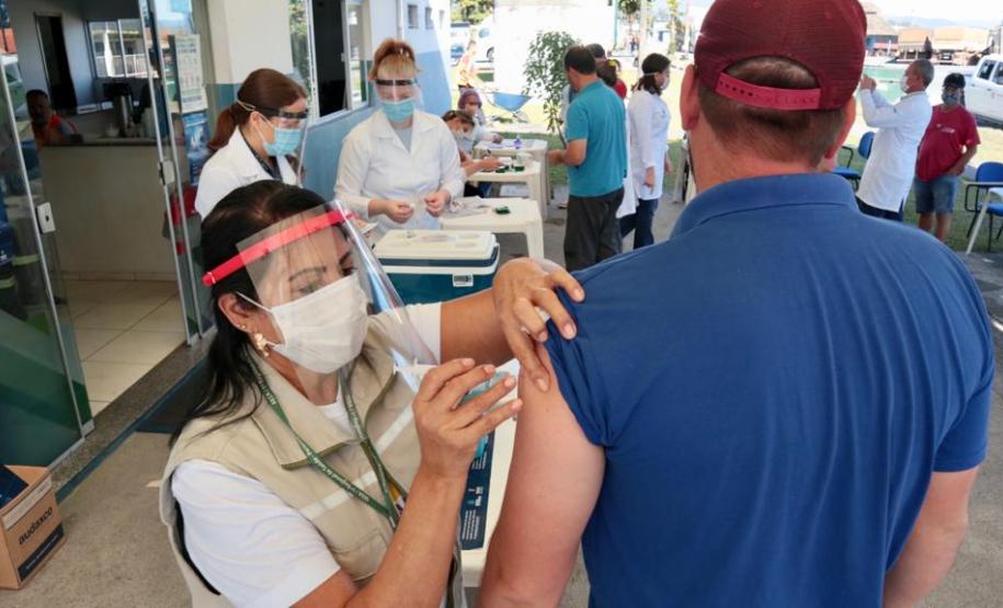 Caminhoneiros recebem vacina contra a gripe no Porto de Paranaguá