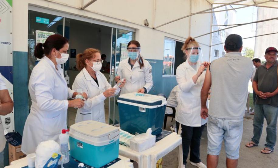 Caminhoneiros recebem vacina contra a gripe no Porto de Paranaguá