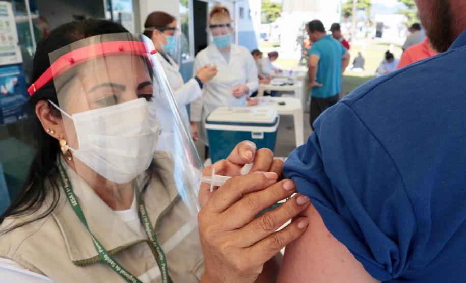 Caminhoneiros recebem vacina contra a gripe no Porto de Paranaguá